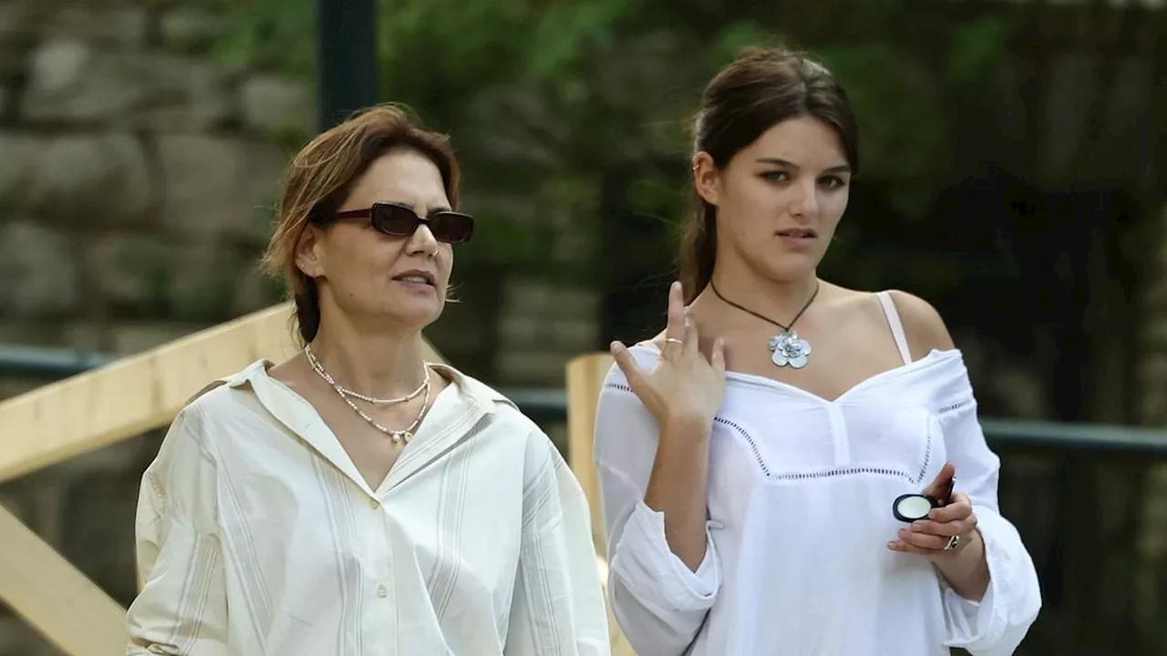 Suri Cruise, 18, moves into college dorm with mom Katie Holmes