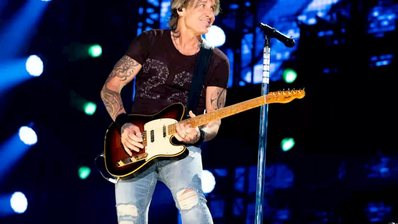 Keith Urban plays free pop-up concert outside a Buc-ee's in Alabama