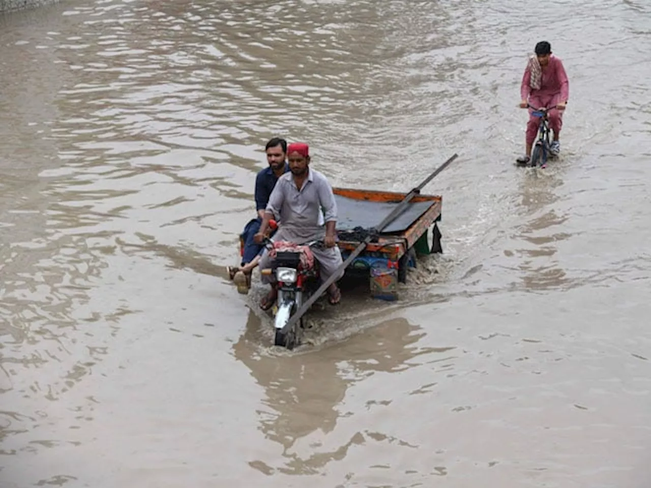 سکھر میں بارش کا 77 سالہ ریکارڈ ٹوٹ گیا، نظام زندگی درہم برہم