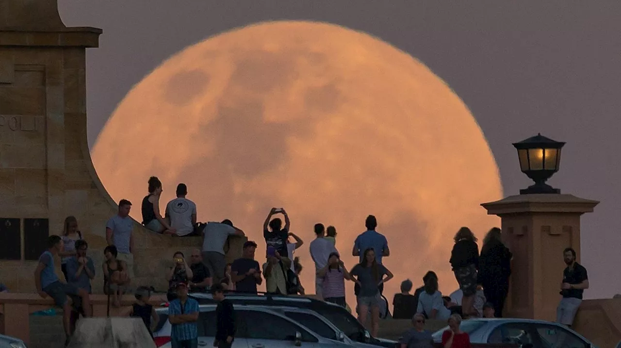 See The ‘Super Blue Moon’ Close To Saturn: The Night Sky This Week