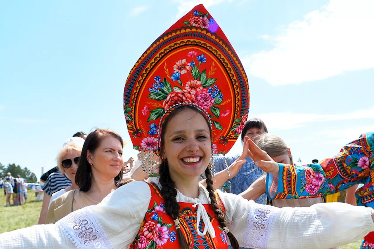 Стилист рассказала россиянкам, как выбрать кокошник