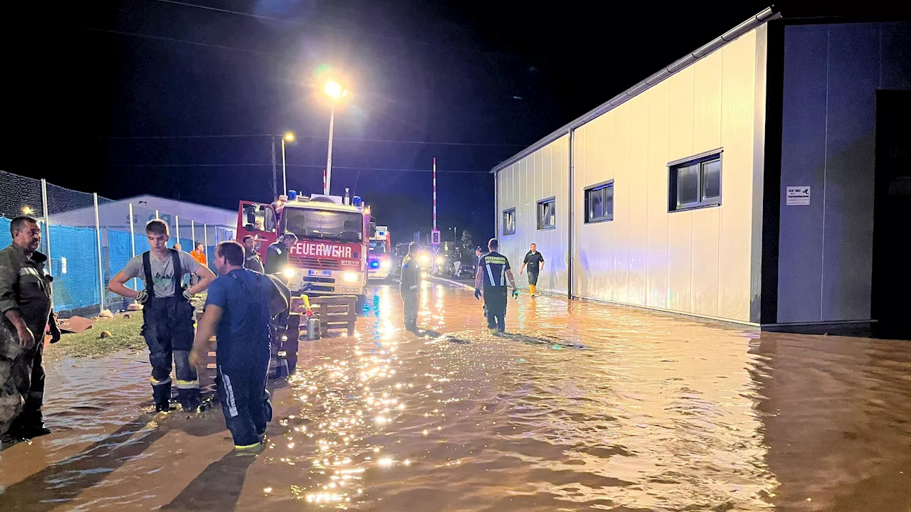 32 Feuerwehren im Einsatz - Neue Unwetter – Wassermassen überfluten Hollabrunn