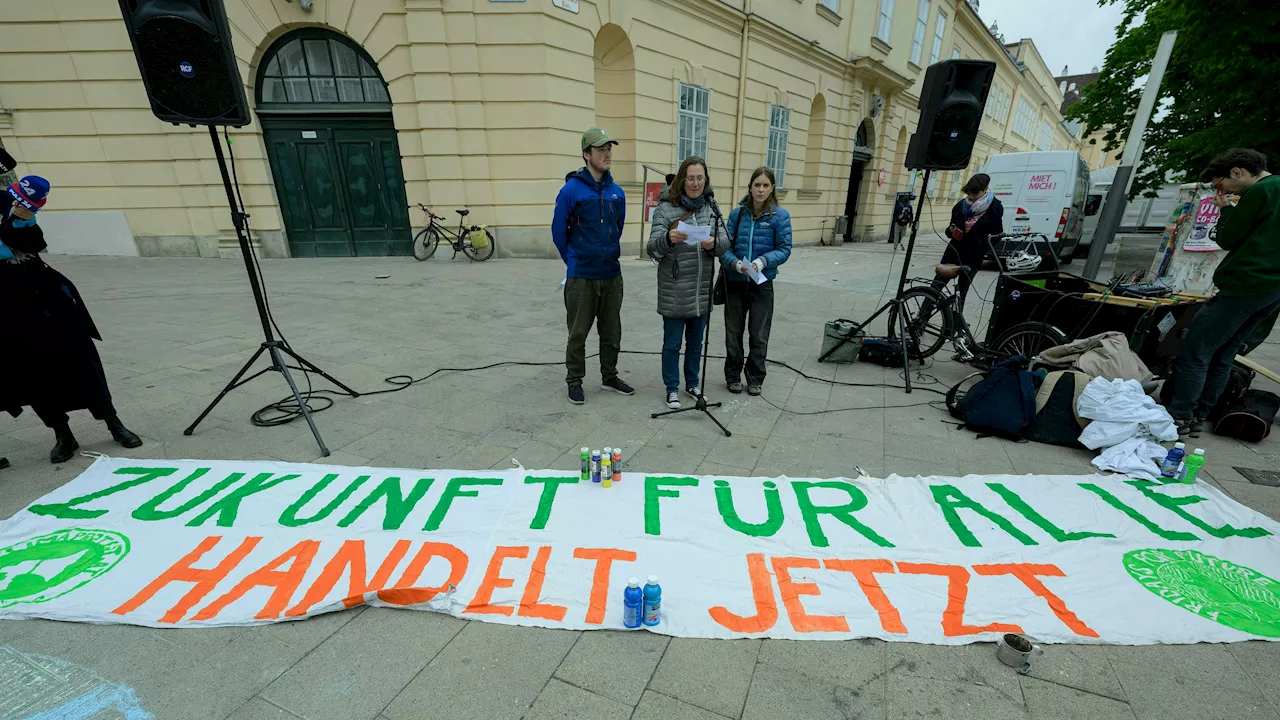 Mit Gummistiefeln ausgerüstet - Klima-Aktivisten kündigen Protest vor Kanzleramt an