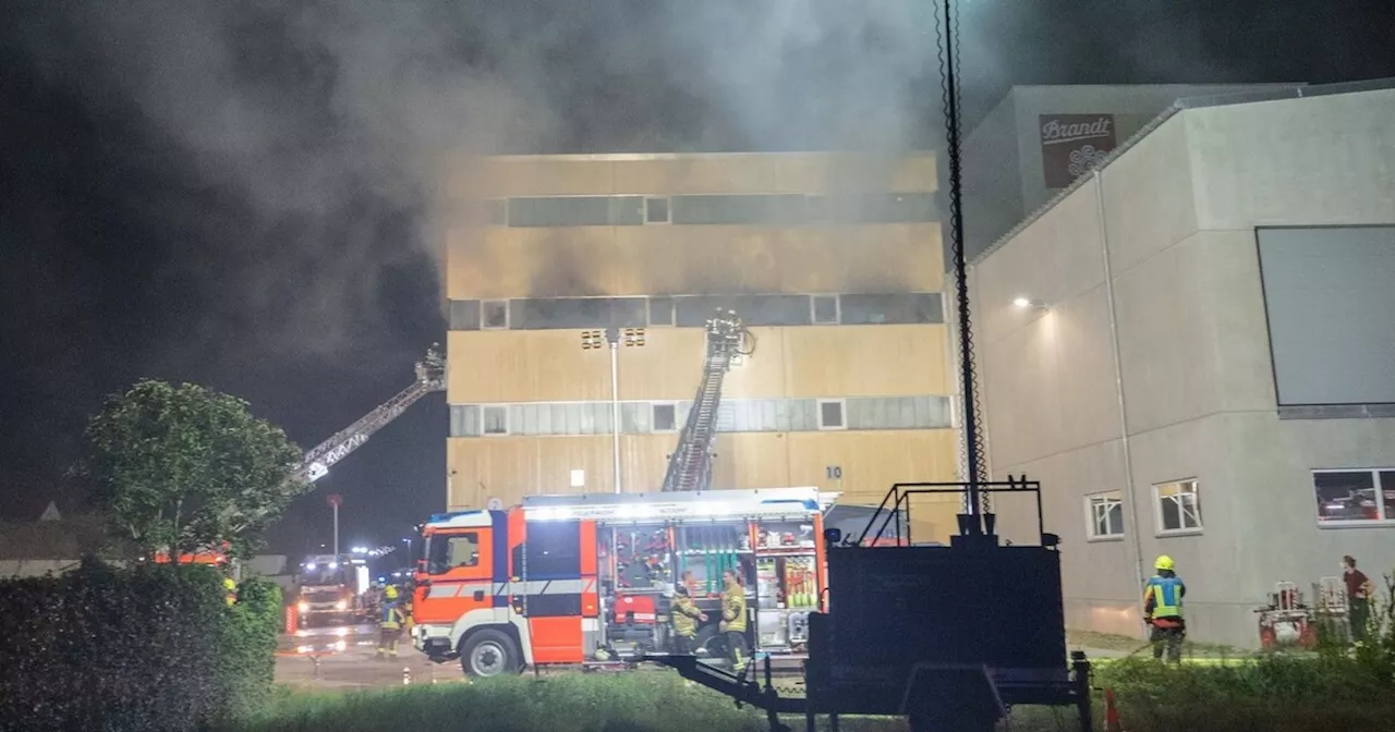 Feuer in Landshut: Lagerhalle von Brandt-Schokoladenfabrik in Flammen