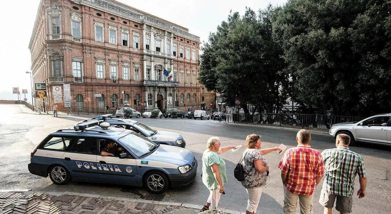 Perugia, marocchino ferito a bottigliate in piazza Grimana. A Fontivegge proteste per l'ordinanza anti alcol n