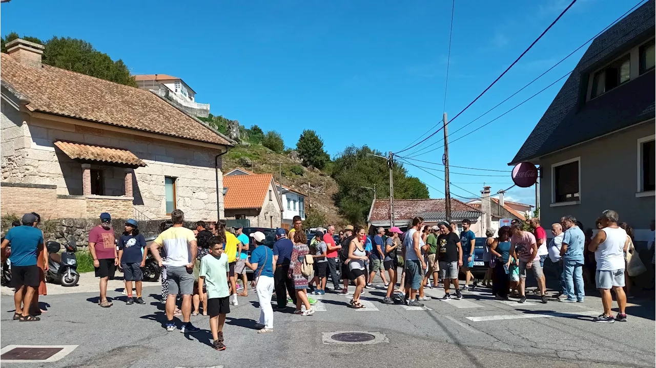 Encerrados en sus propias casas por “conductores sin escrúpulos”: los vecinos de Cangas no pueden más