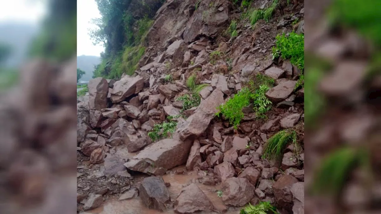 Landslide in Jammu Kashmir: भारी बारिश से भूस्खलन, कई रास्तों पर यातायात ठप; पैदल यात्रा करने को मजबूर लोग