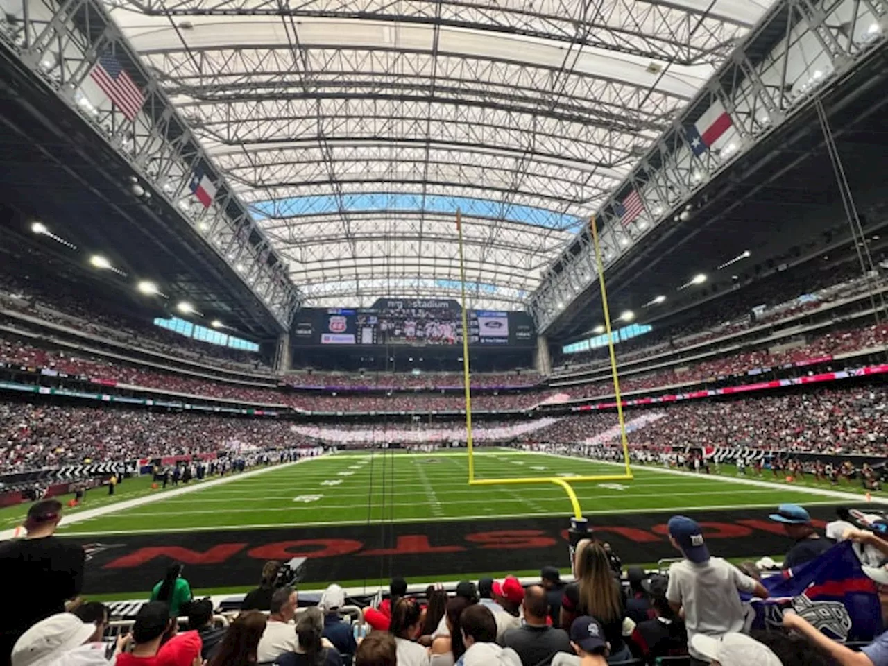 Roof damage caused by Hurricane Beryl makes fans VERY HOT at NRG Stadium during Saturday’s Texans v. Giants game🥵🏈