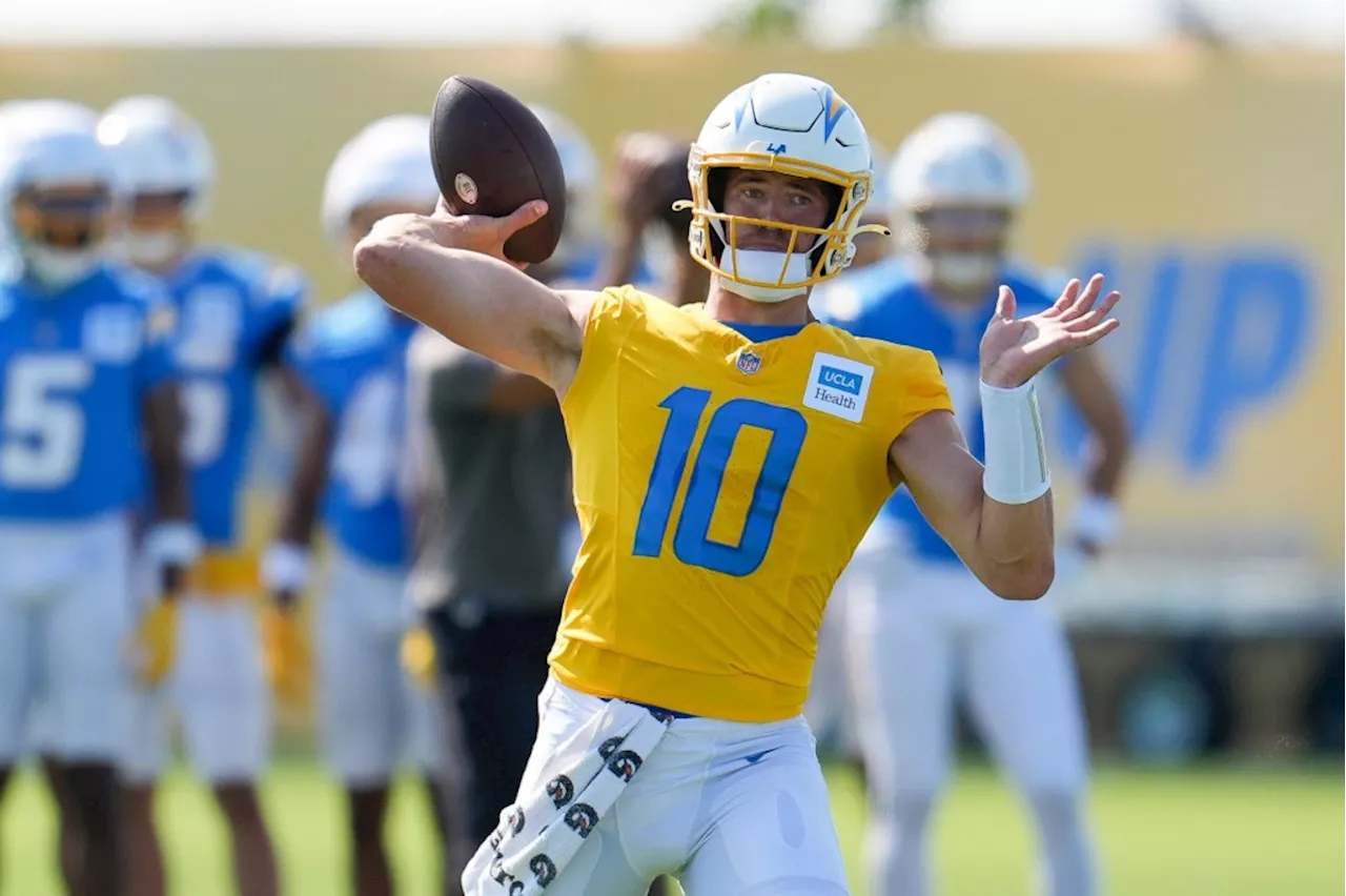 QB Justin Herbert joins Chargers for 1st practice in more than 2 weeks