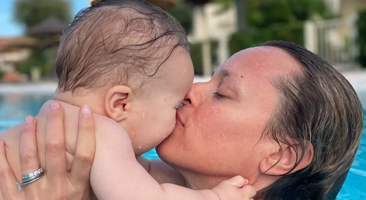 Federica Pellegrini e la piccola Matilde, il bacio nell’acqua: «Accorrete a vedere le sirene»