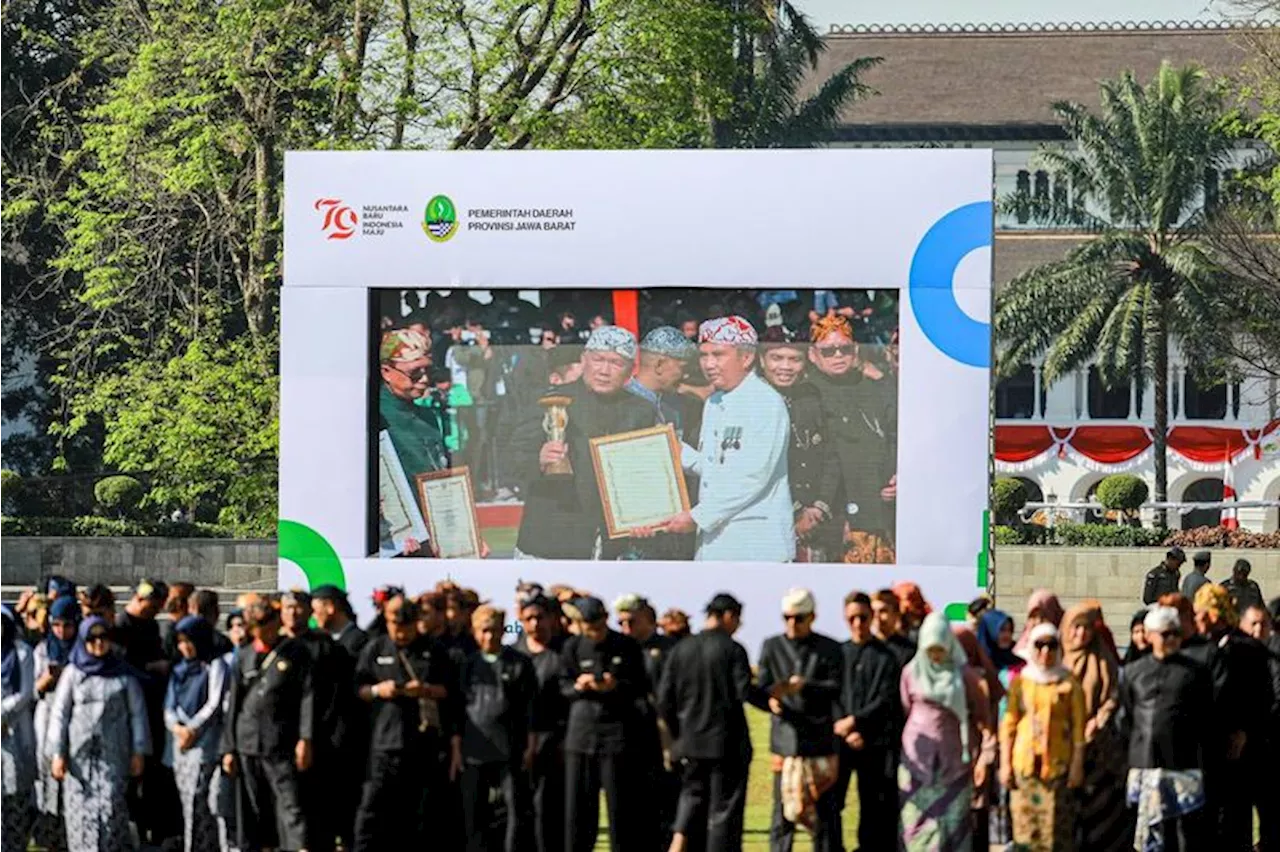 Pemkot Bandung Raih Dua Penghargaan pada Hari Jadi Jawa Barat