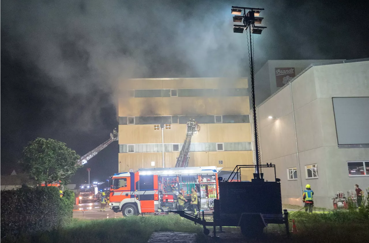 Feuer in Lagerhalle von Brandt-Schokoladenfabrik