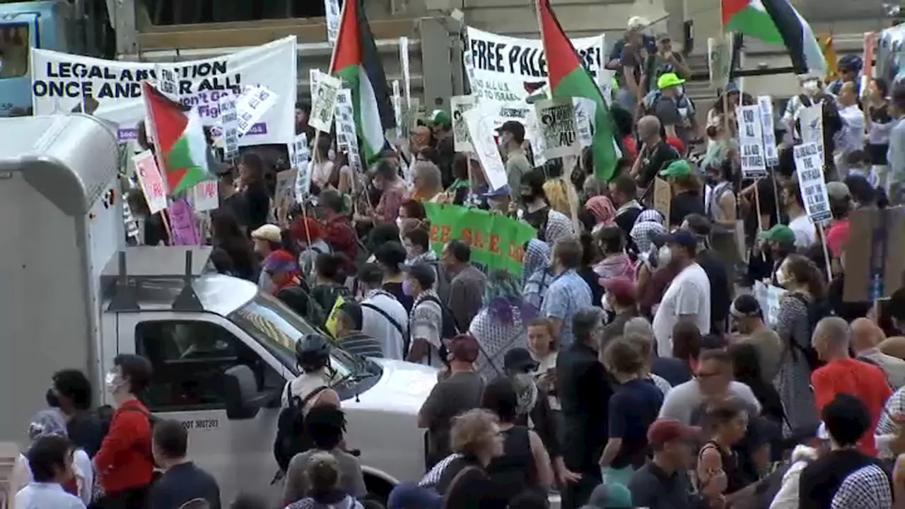 Demonstrators begin march along Michigan Avenue to Grant Park