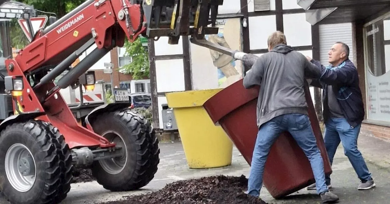 Blumenkübel vor Restaurants im Kreis Gütersloh umgestoßen - Stadt erstattet Anzeige