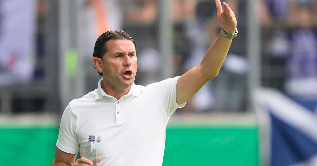 Gladbach-Coach Seoane: Sitzen alle auf Stuhl mit rotem Knopf