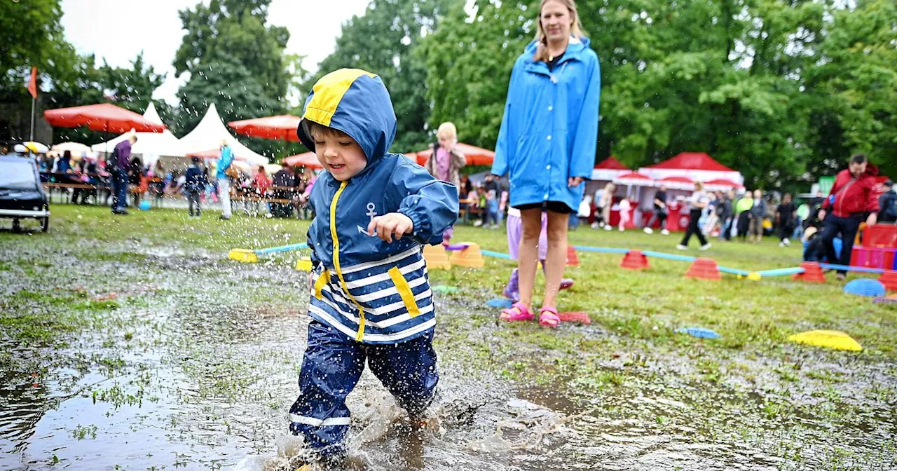 Riesenspaß beim Bielefelder Kinderkulturfest Wackelpeter im Dauerregen