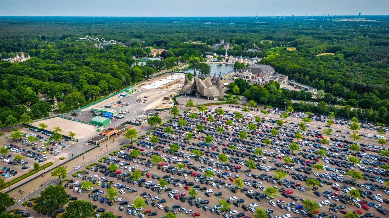 Weer een hond bevrijd uit camper op parkeerplaats Efteling