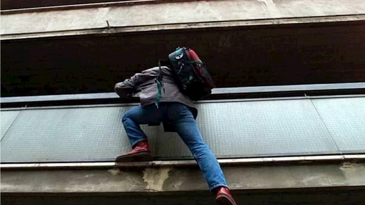 Ladro acrobata si lancia dal balcone del secondo piano