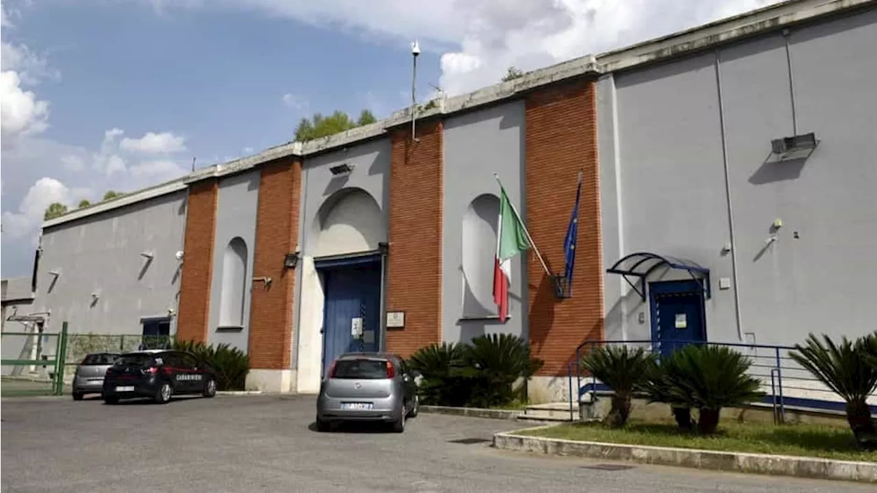 Rebibbia, detenuto dà fuoco alla cella, la denuncia del sindacato: "Due agenti intossicati"