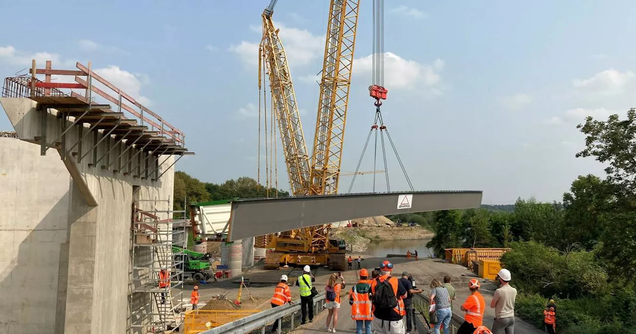 Wesel: Riesenkran hebt Stahlteile für neue Lippebrücke ein