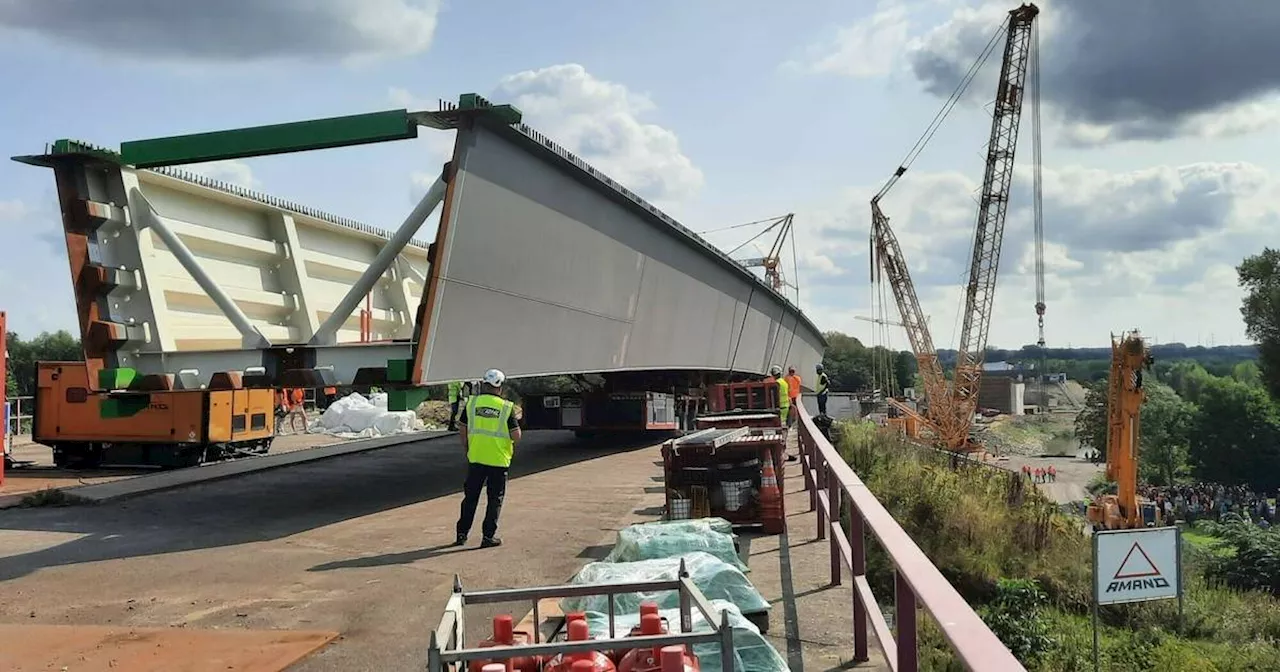 Wesel: Riesenkran hebt Stahlteile für neue Lippebrücke