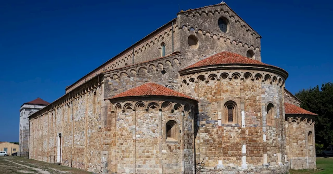 Maltempo, fulmine colpisce la basilica di San Pietro a Grado