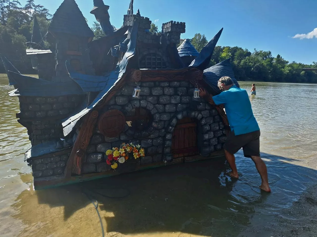 Insolite. « Ma vie a davantage de sens » : depuis un an, David descend la Garonne à bord de son château flottant