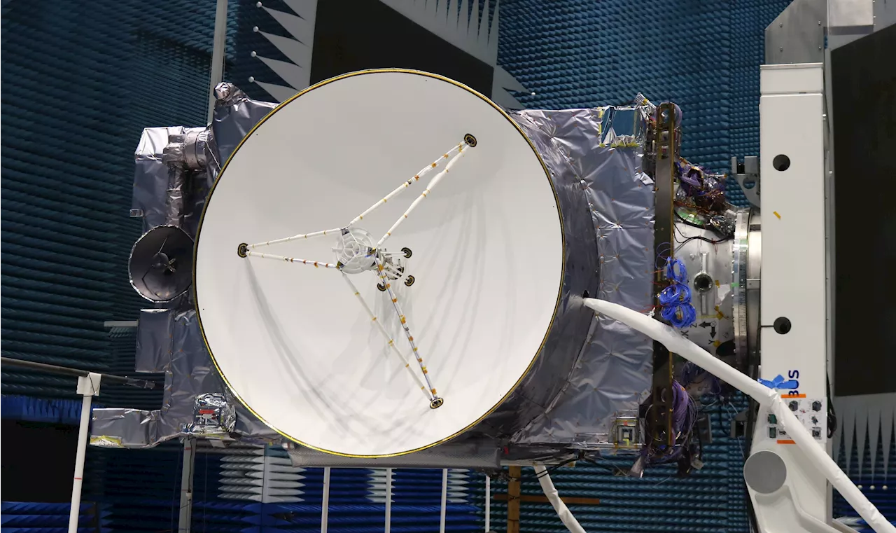 ESA's Juice probe dances with Earth and Moon before shooting off to Jupiter