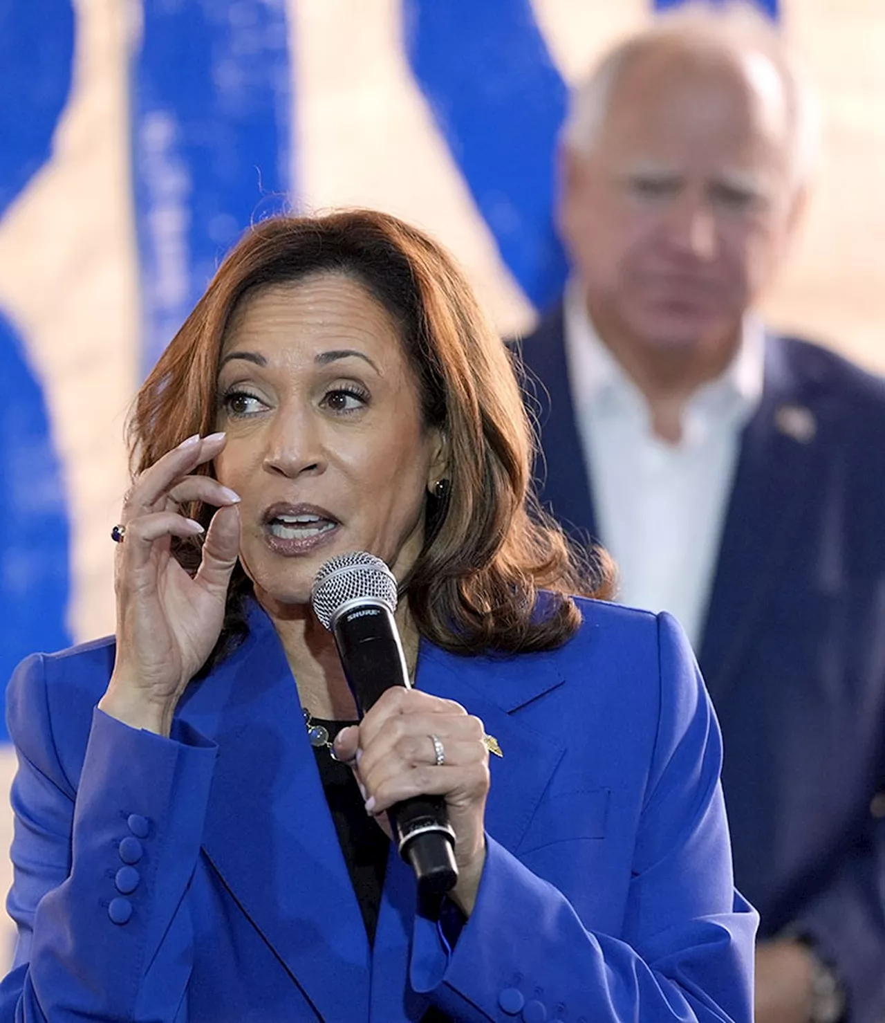 Kamala chega à convenção embalada por pesquisa