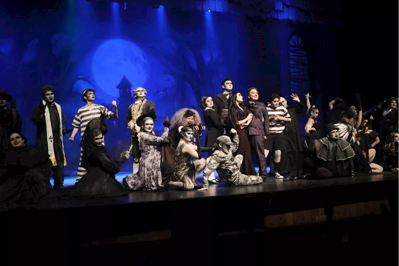 Los Locos Addams llenan de música, risas y grandes coreografías el Teatro de la Ciudad