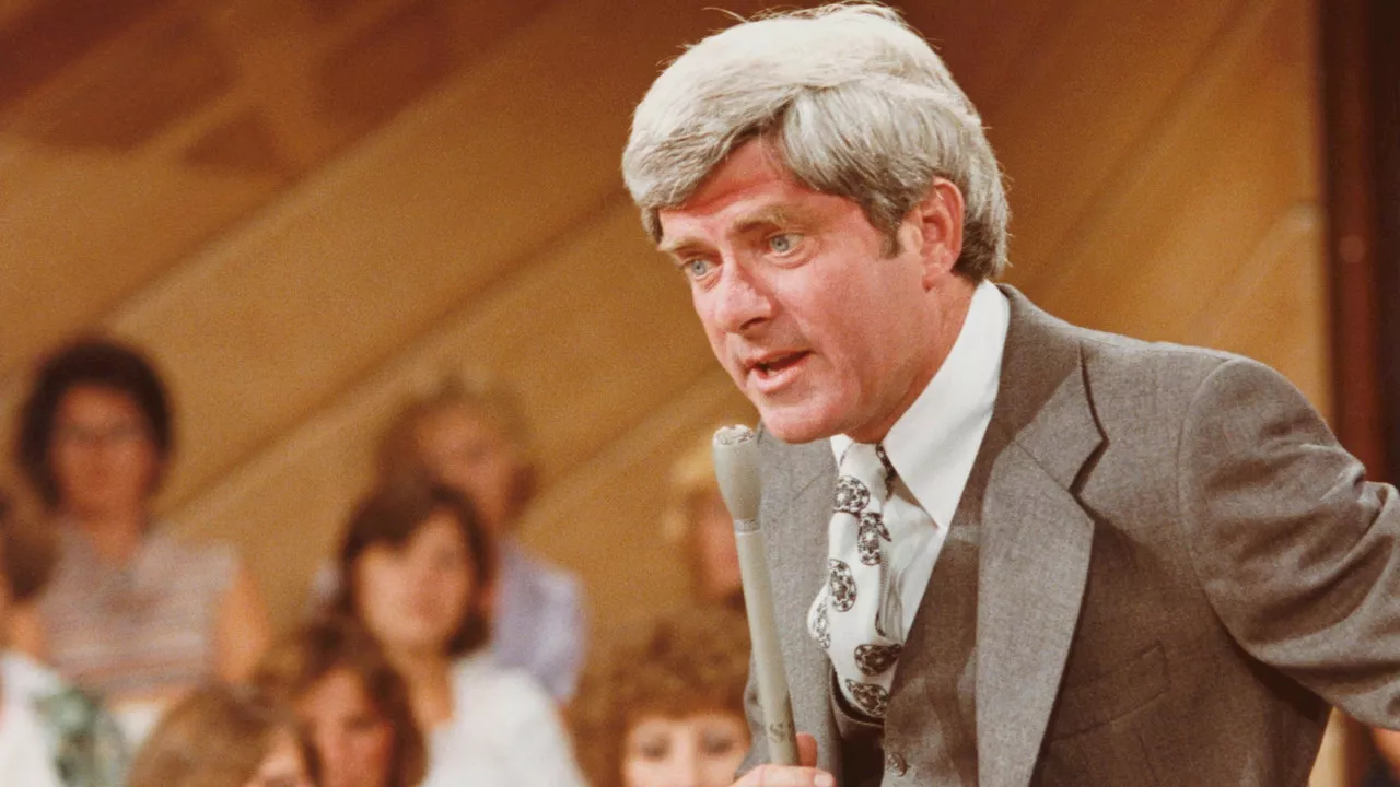 Phil Donahue, Daytime TV Titan and Steadfast Voice Against War, Dies at 88