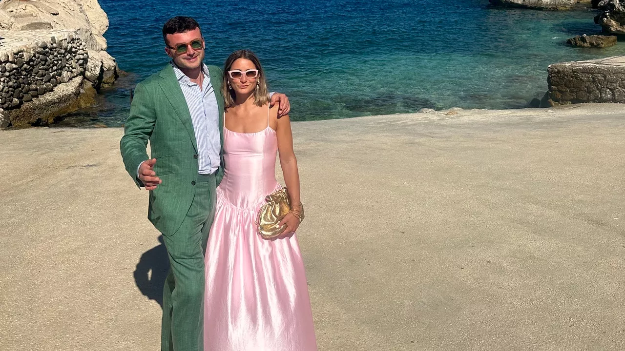 Esta novia tiñó de rosa su vestido de novia y volvió a llevarlo como invitada a la boda de su amiga