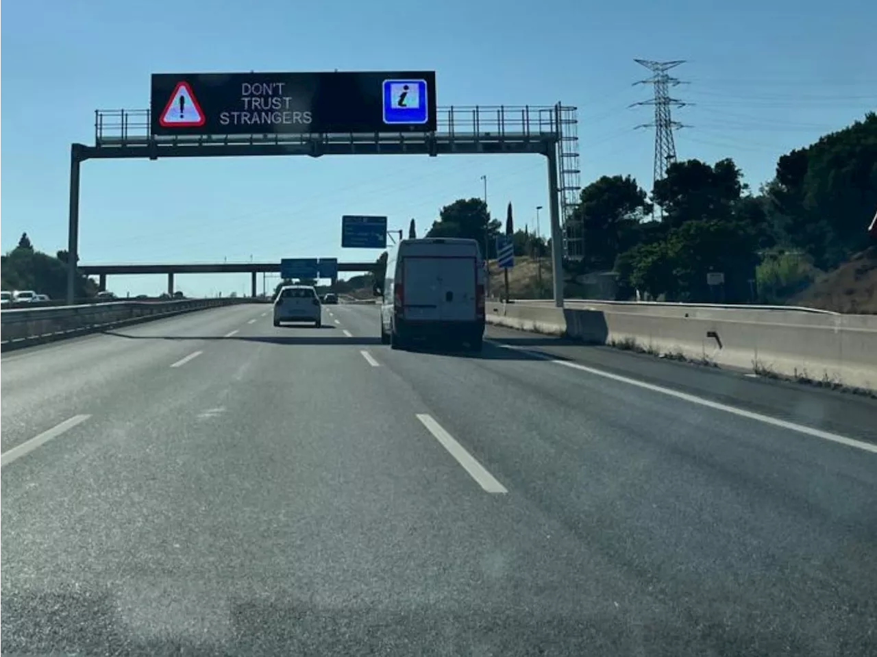 Gefahr für Urlauber: Wie Trickbetrüger Reisende auf der Autobahn ausrauben