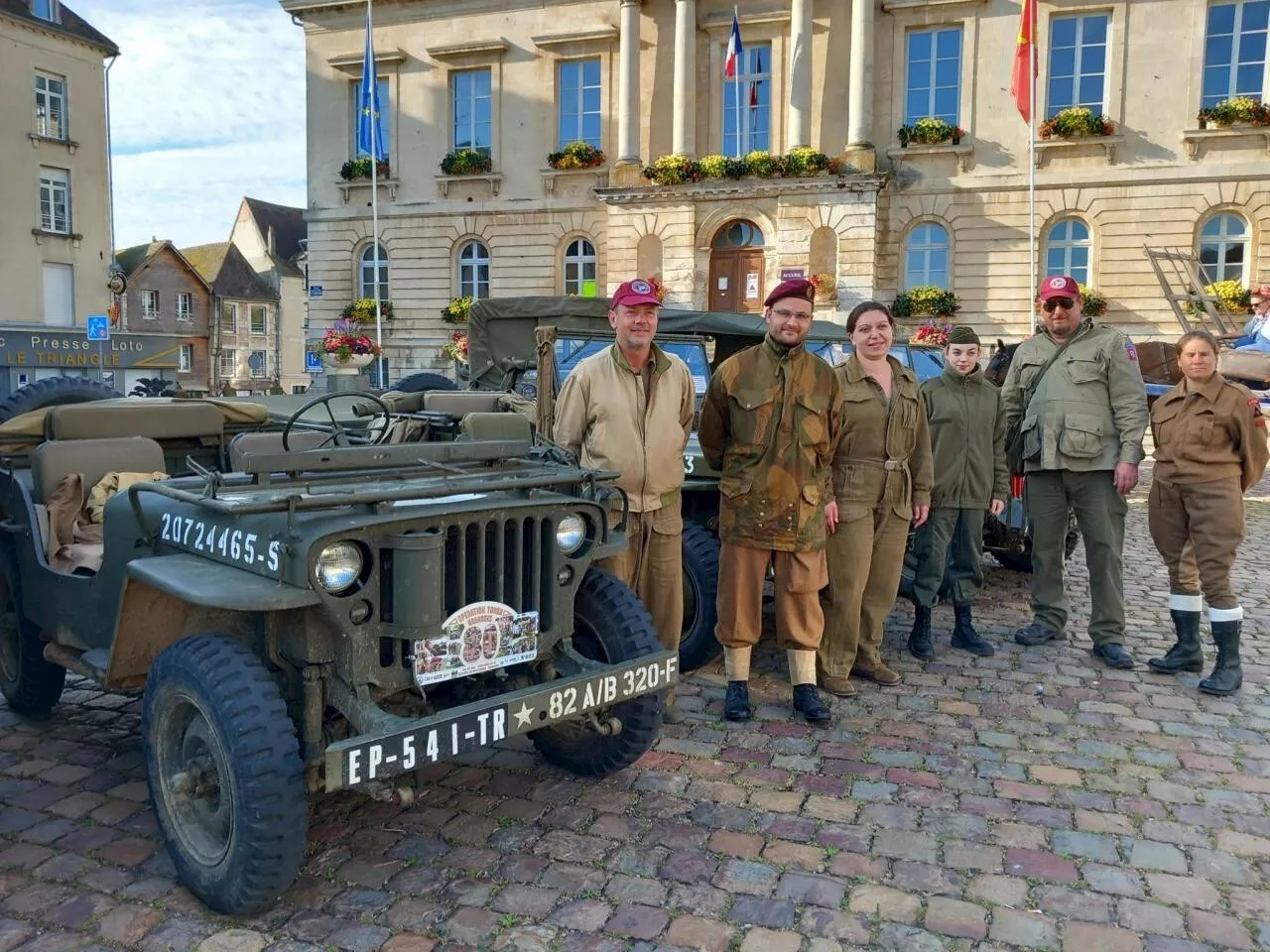 Seconde Guerre mondiale : en Normandie, ils marchent sur les traces des civils du Débarquement