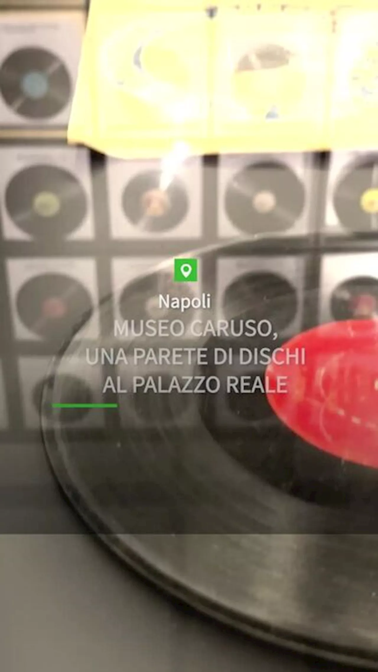 Museo Caruso, una parete di dischi al Palazzo Reale di Napoli