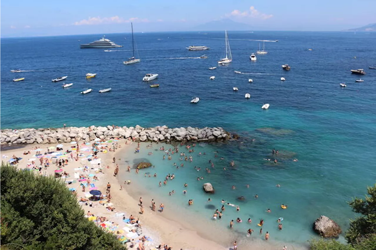 Stop al fumo sulle spiagge di Capri