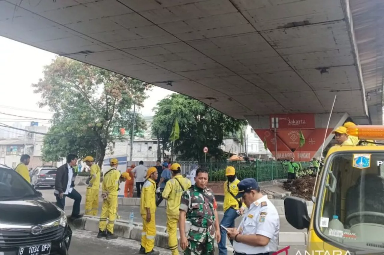 Progres penataan trotoar di kolong flyover Roxy capai 50 persen