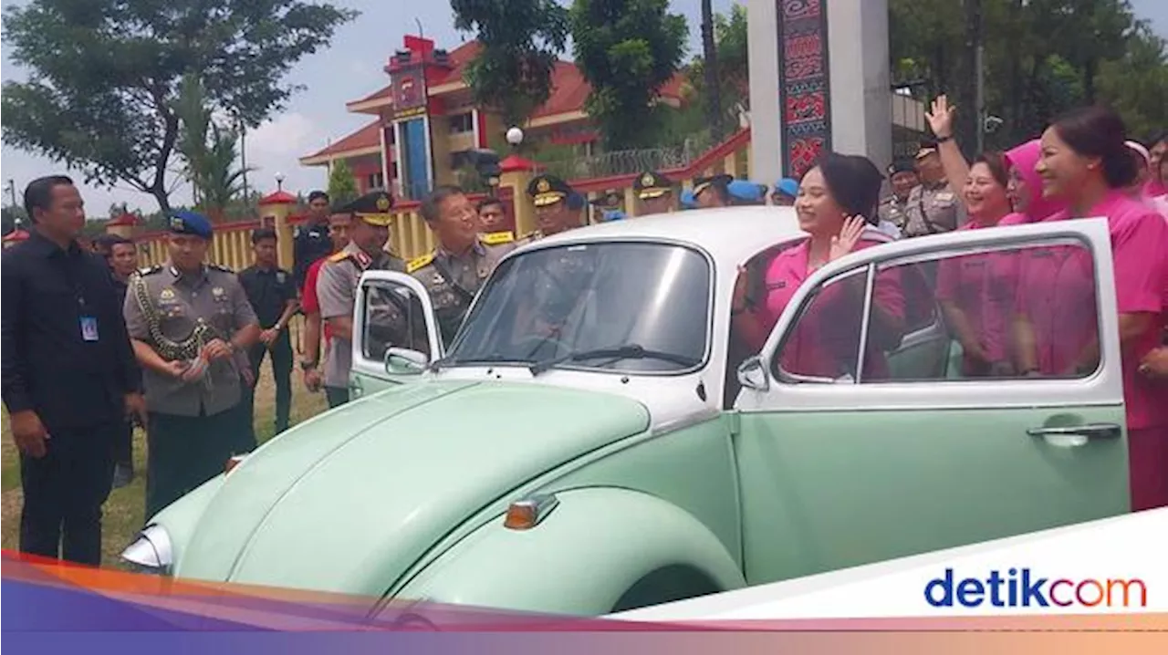 Komjen Agung Naik Mobil VW Beetle Tinggalkan Polda Sumut