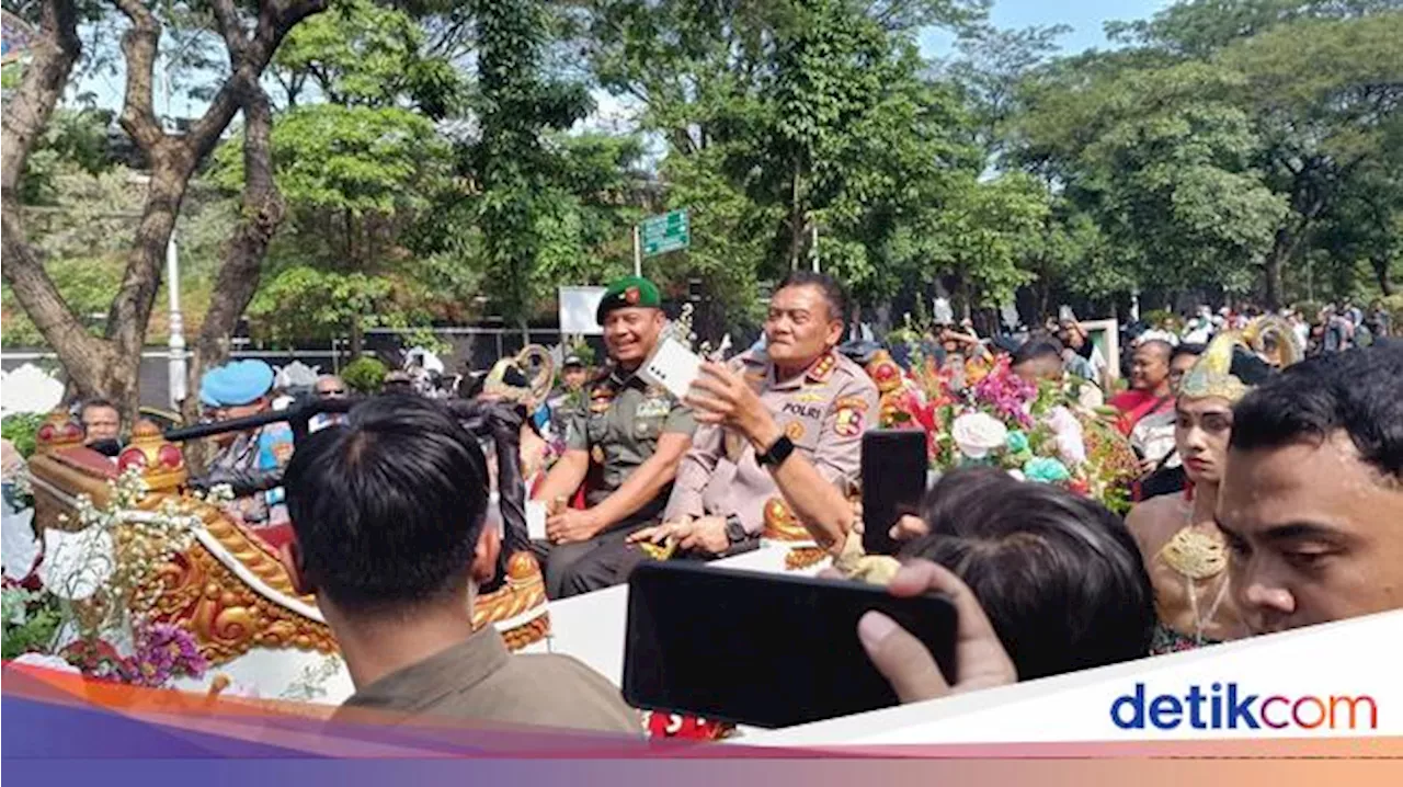 Komjen Ahmad Luthfi Naik Kereta Kuda Tinggalkan Polda Jateng