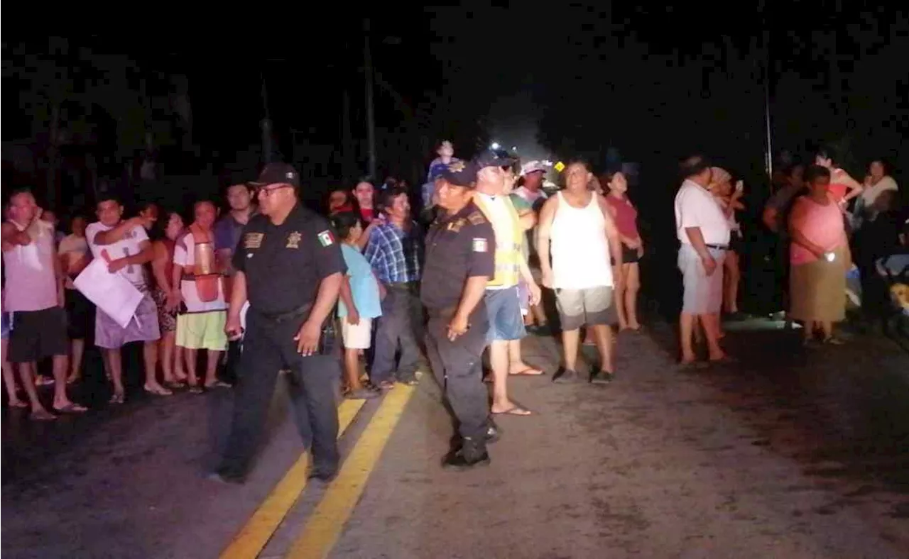 Levantan plantón en carretera de Yucatán; habitantes de X-Calakoop llevaban 5 días sin electricidad