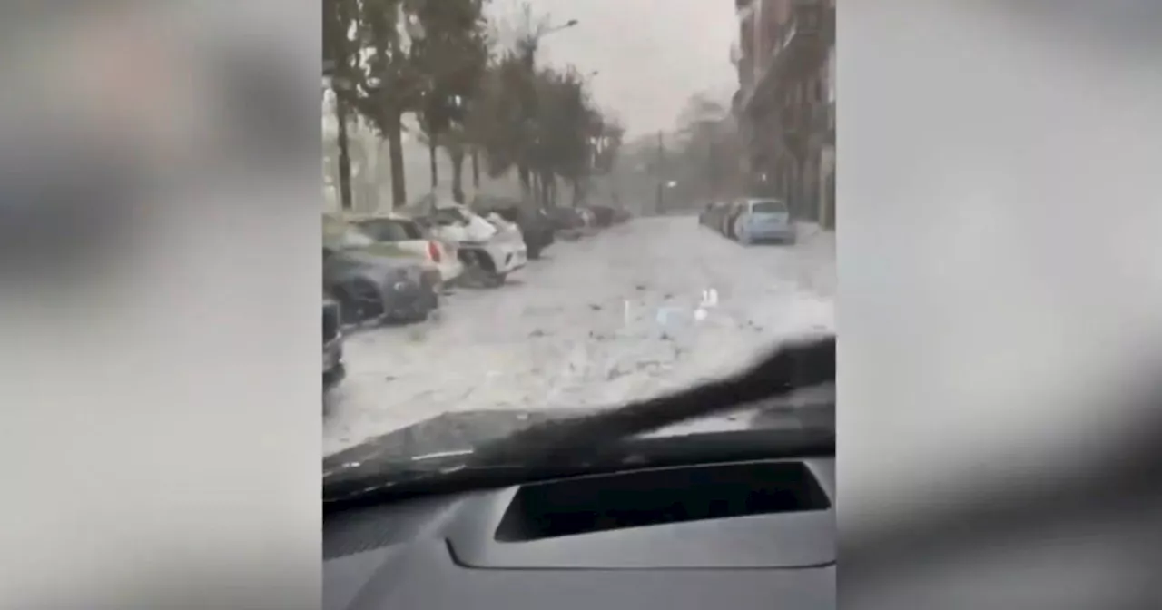 Violenta grandinata a Torino, chicchi grandi come palle da tennis e strade imbiancate