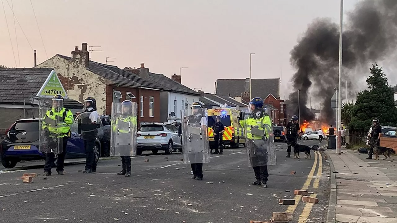 Des émeutes éclatent à Sunderland, au Royaume-Uni, après le meurtre de trois fillettes