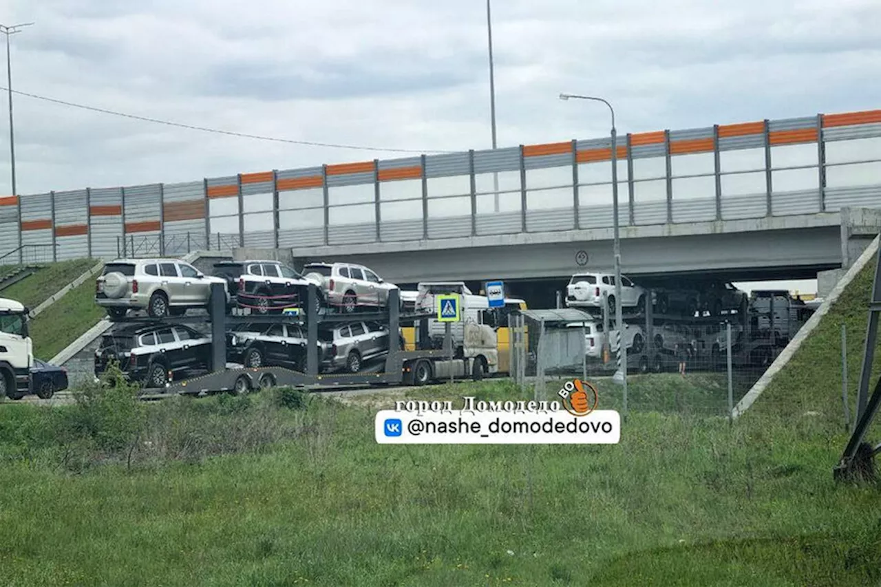 На видео попали застрявшие под «мостом глупости» Haval H9 в Домодедово