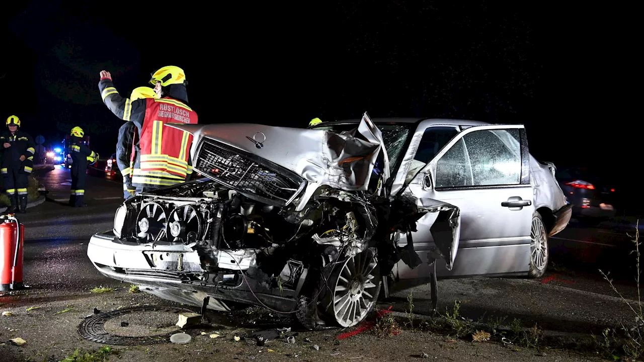  Schwerer Crash! Mercedes-Lenker donnert gegen Mauer