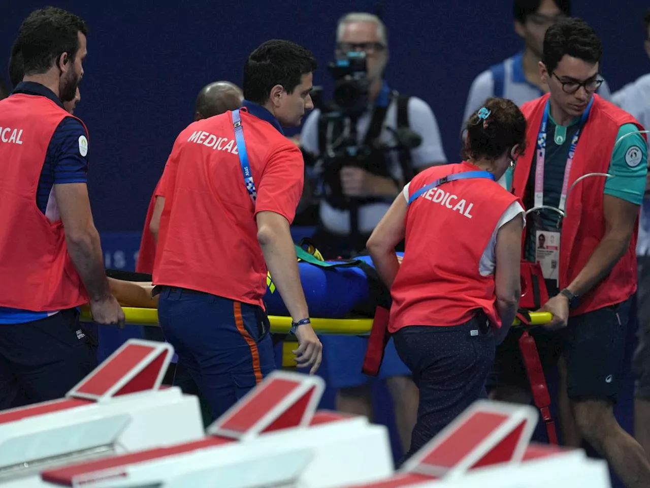 Paura all'Olimpiadi di Parigi: malore in acqua, la nuotatrice collassa dopo i 200 misti