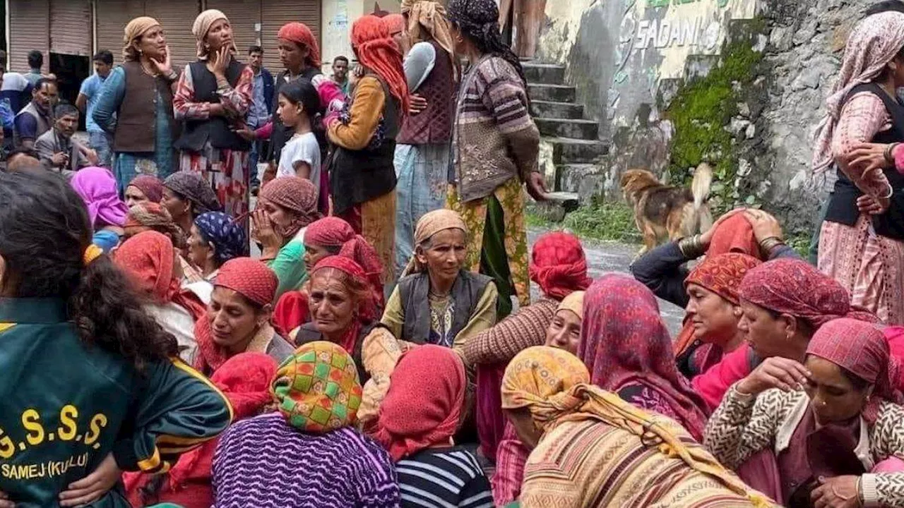 Himachal Cloud Burst: सूख गए आंखों के आंसू, नहीं मिली खबर; चीख पुकार के बीच अपनों को तलाश रहे लोग