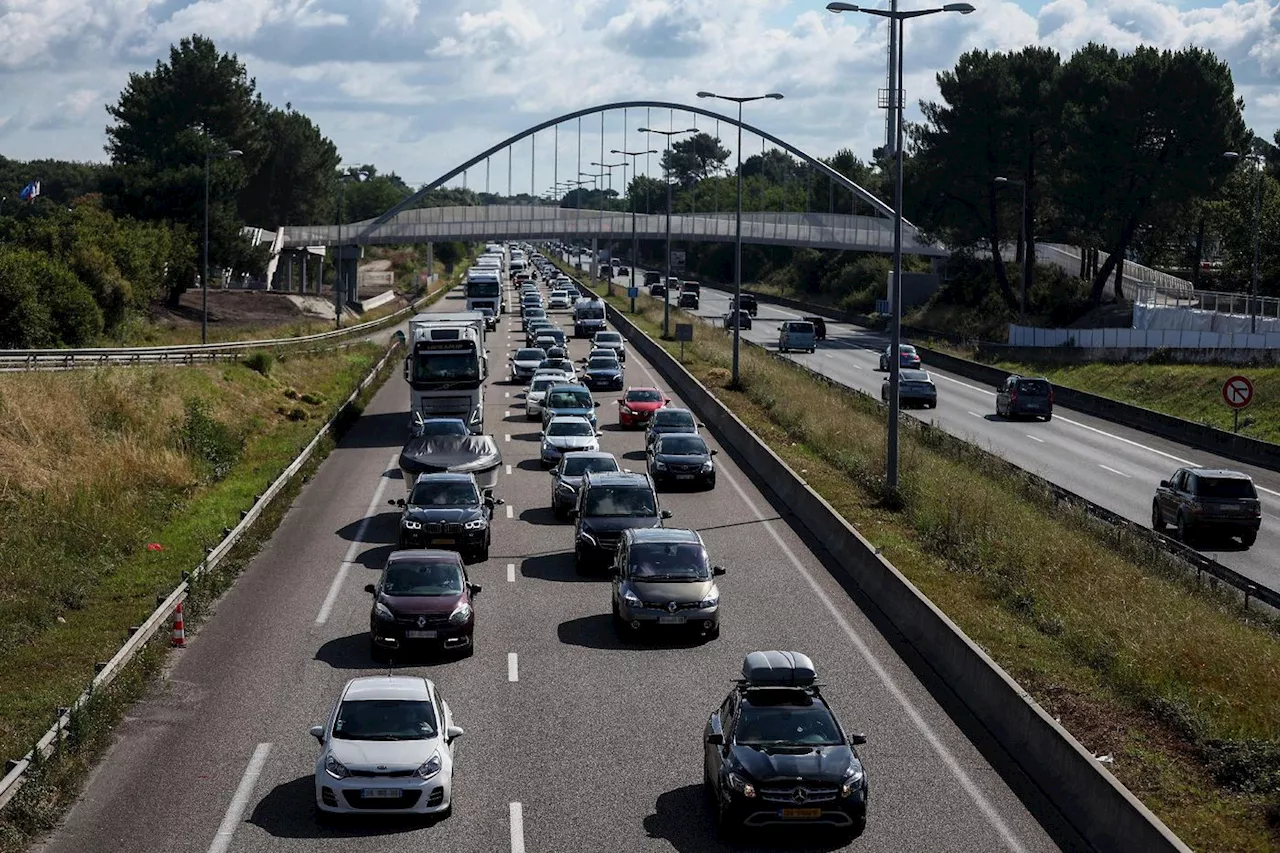 Chassé-croisé des vacances: rouge et noir sur les routes