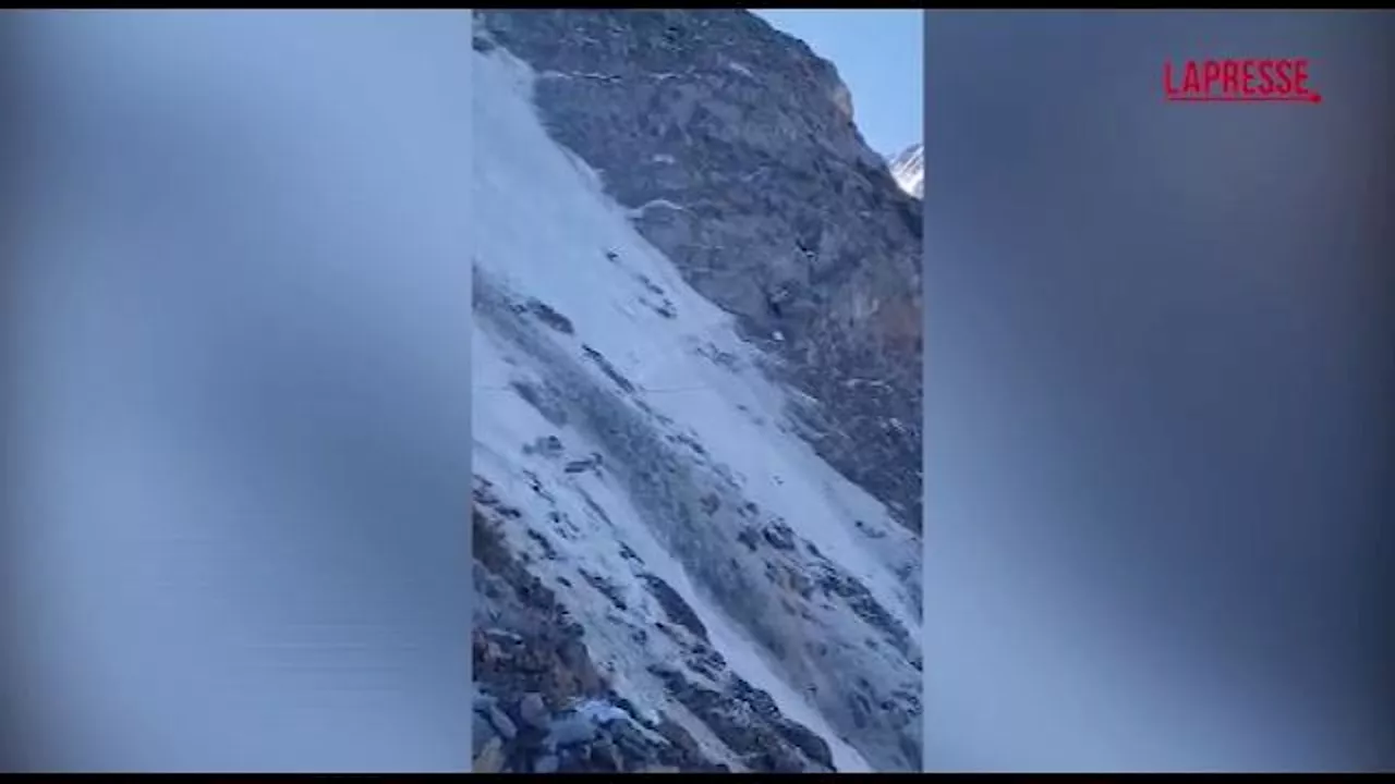 Monte Bianco, enorme frana sulla via francese sfiora alpinisti: le immagini