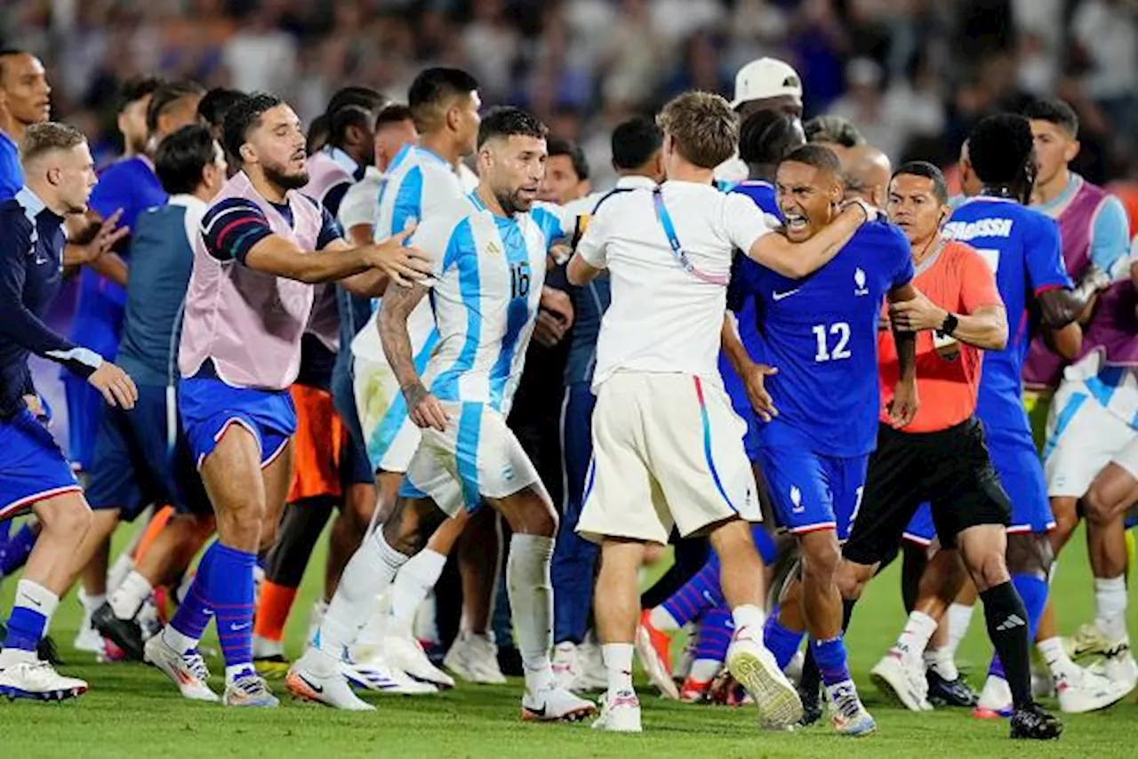 Thierry Henry agacé par Enzo Millot après l'échauffourée au coup de sifflet final