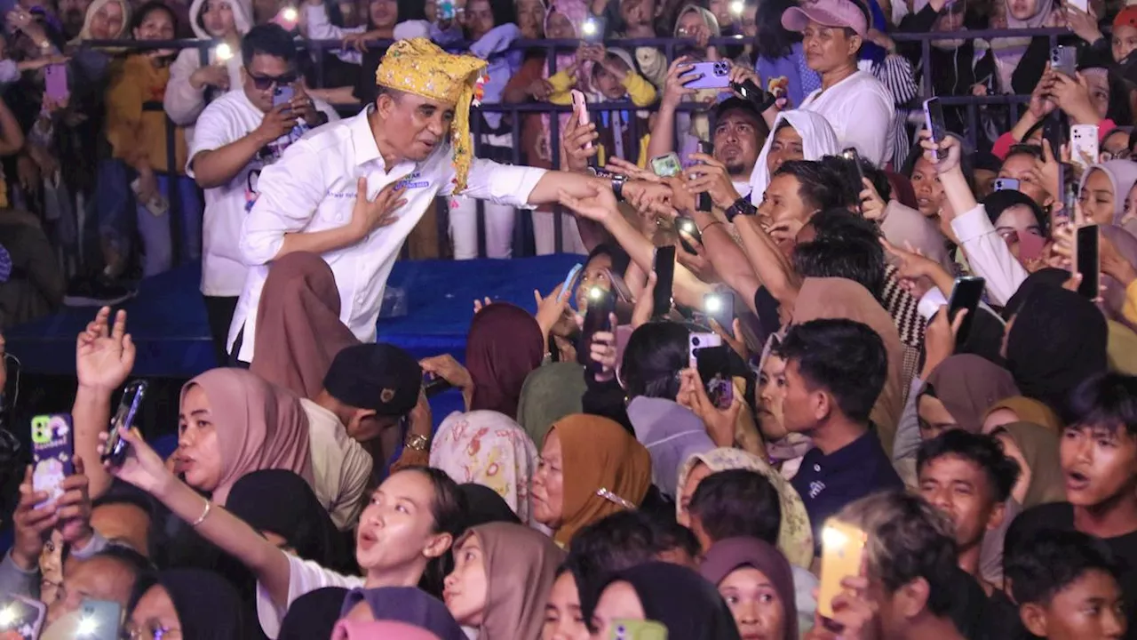 Warga Sambut Meriah Kunjungan Anwar-Reny Sosialisasi Program di Pantai Indah Salakan Banggai